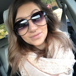 Meet your Posher, Elise